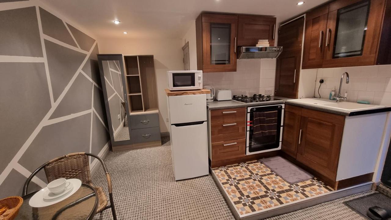 일포드 Rear Of Levett Gardens 아파트 외부 사진