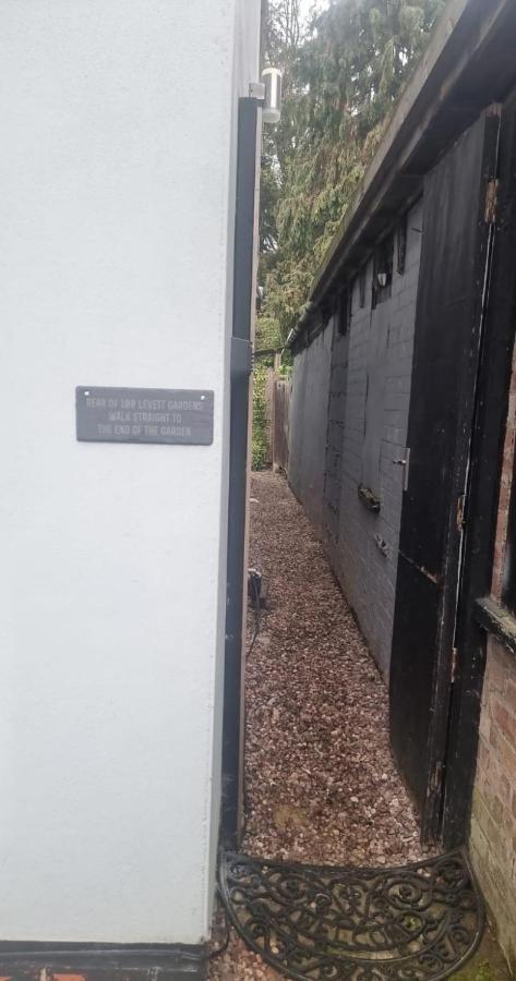 일포드 Rear Of Levett Gardens 아파트 외부 사진